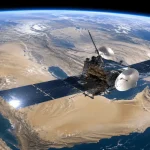 لماذا أصبح التحكم بالأقمار الصناعية مهماً وكيف تبني الإمارات أنظمتها الفضائية