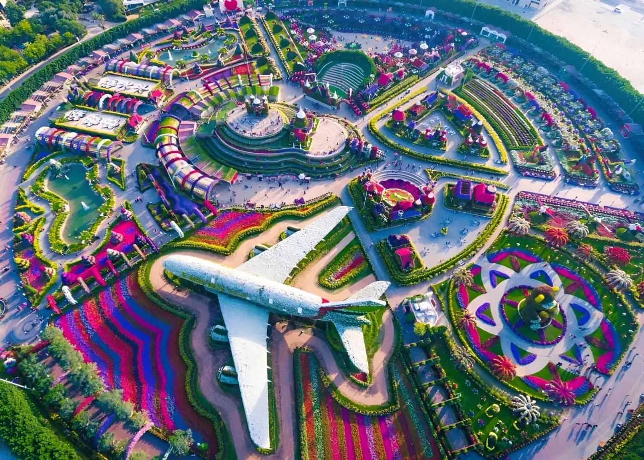 Floral Emirates A380 and surrounding paths at Dubai Miracle Garden
